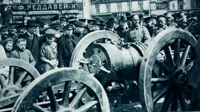 La solida consolazione della Russia per la perdita di Przemysl: uno dei mortai austriaci da 24 cm, catturato lì, a Mosca, da The Illustrated War News da Russian Photographer